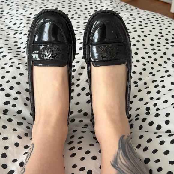 CHANEL Glossy Black Loafers with Logo - Picture 8 of 8